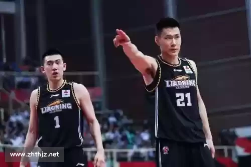 他是在辽宁训练的球员，但现在他是成广东的主力。他的妻子是一位身材火辣的漂亮空姐。
